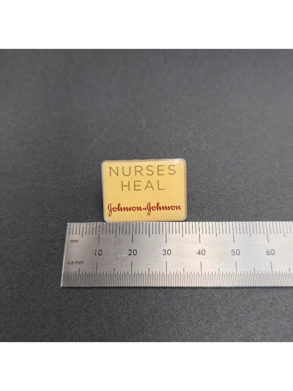 Vintage Johnson & Johnson Nurses Heal Enamel Pin A7876 - Picture 5 of 6